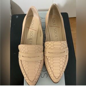 EUC Sole Society loafers Size 8
Beautiful Creamy Beige Color